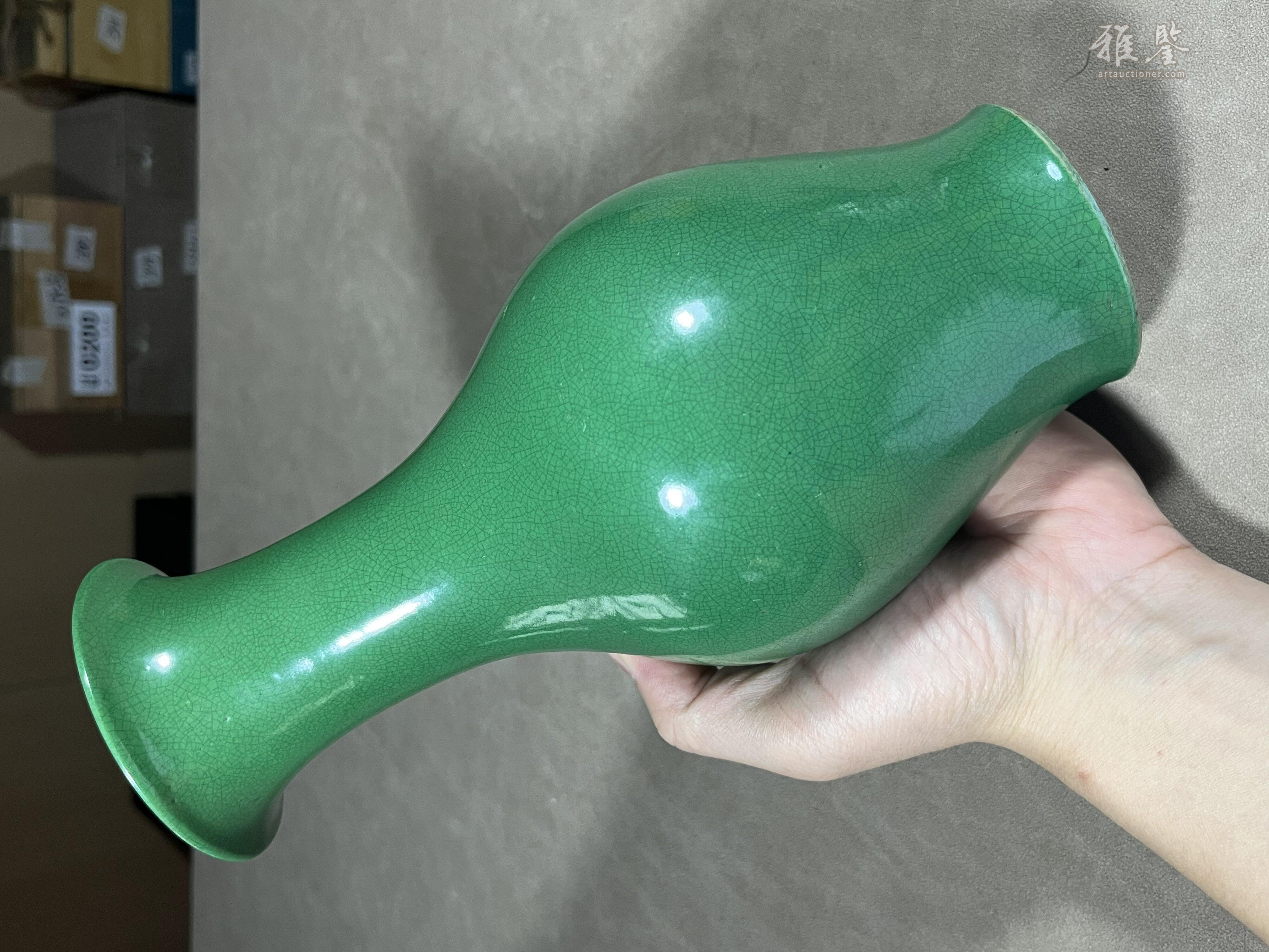 清乾隆 鱼籽绿釉橄榄瓶