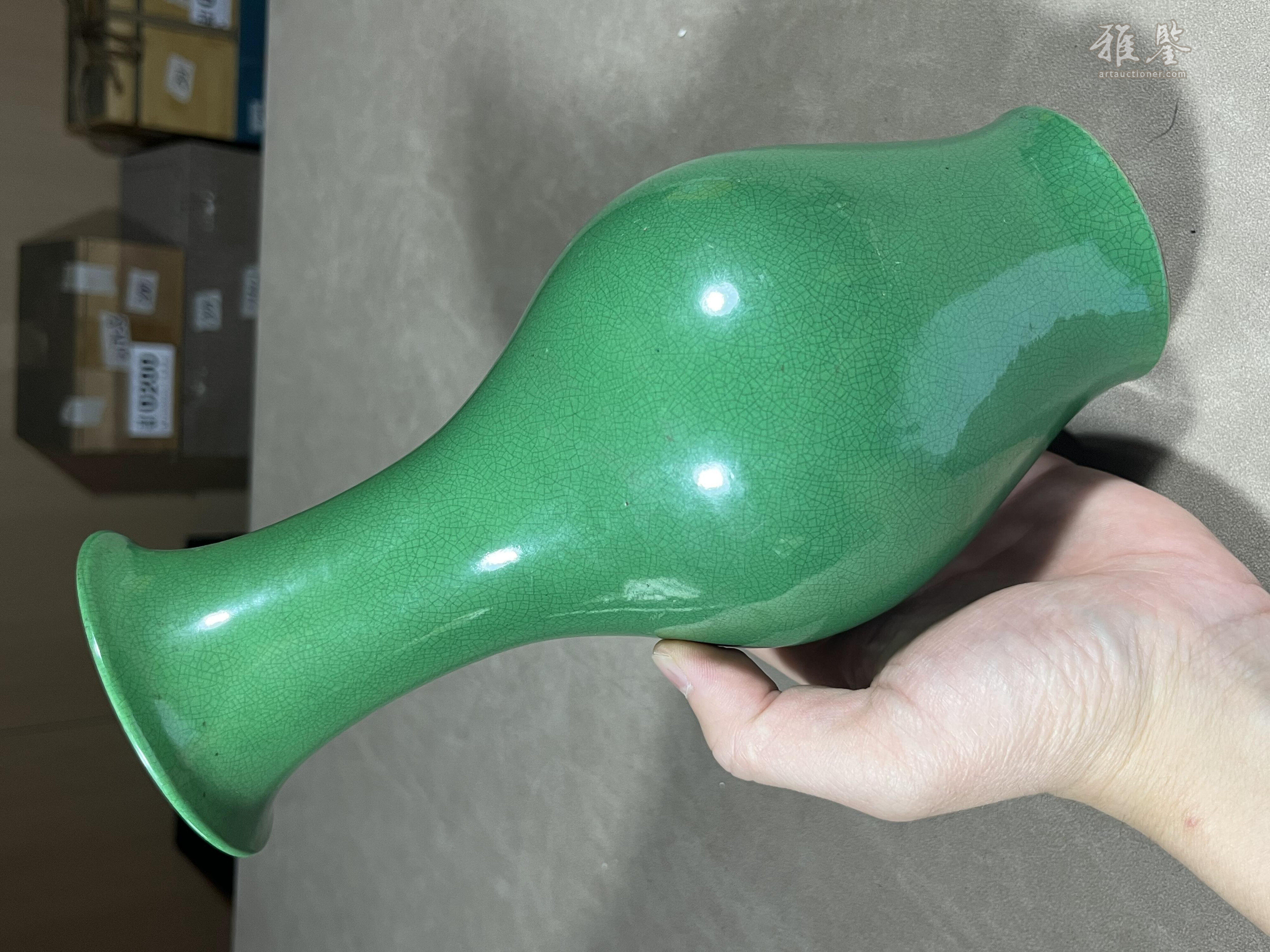 清乾隆 鱼籽绿釉橄榄瓶