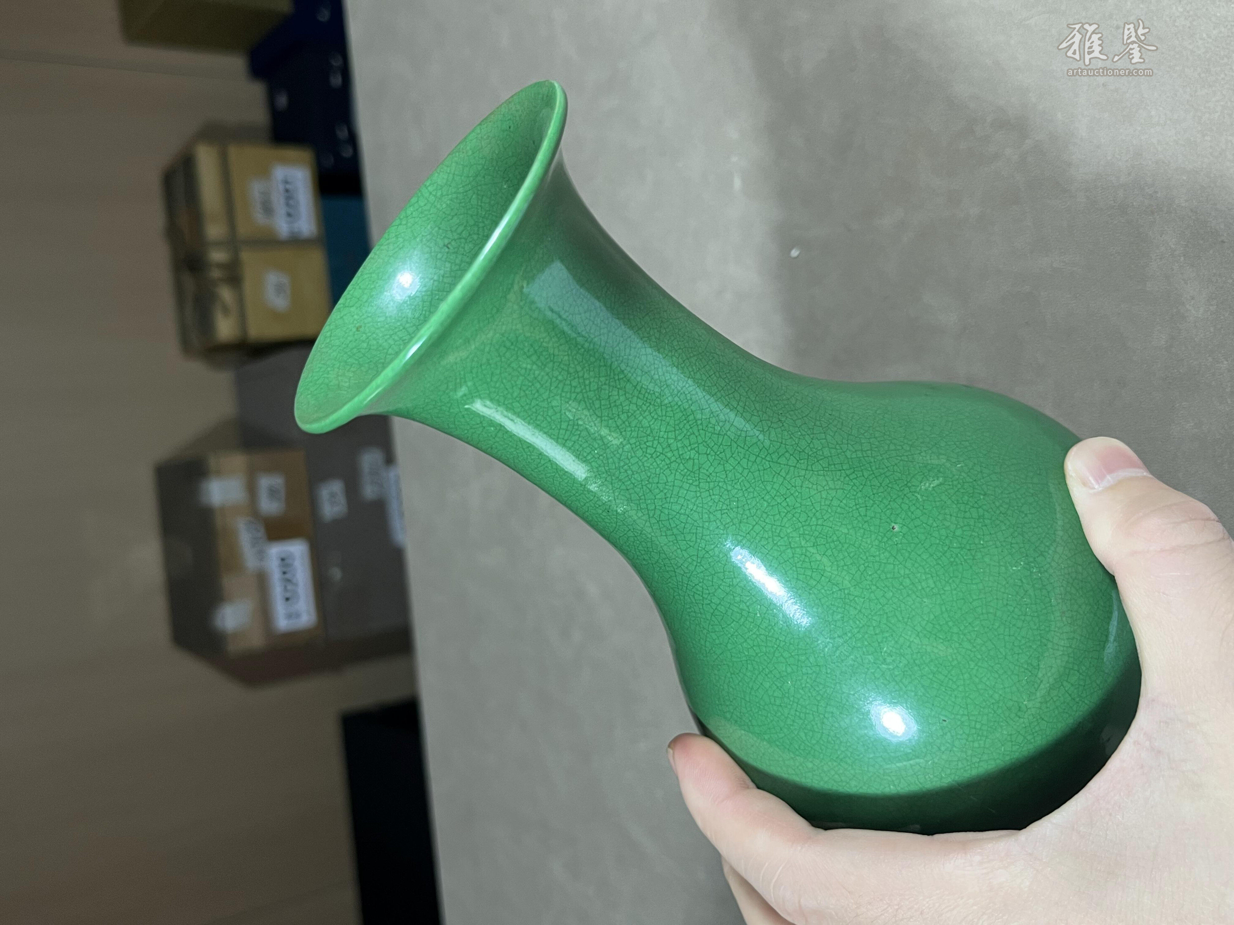 清乾隆 鱼籽绿釉橄榄瓶