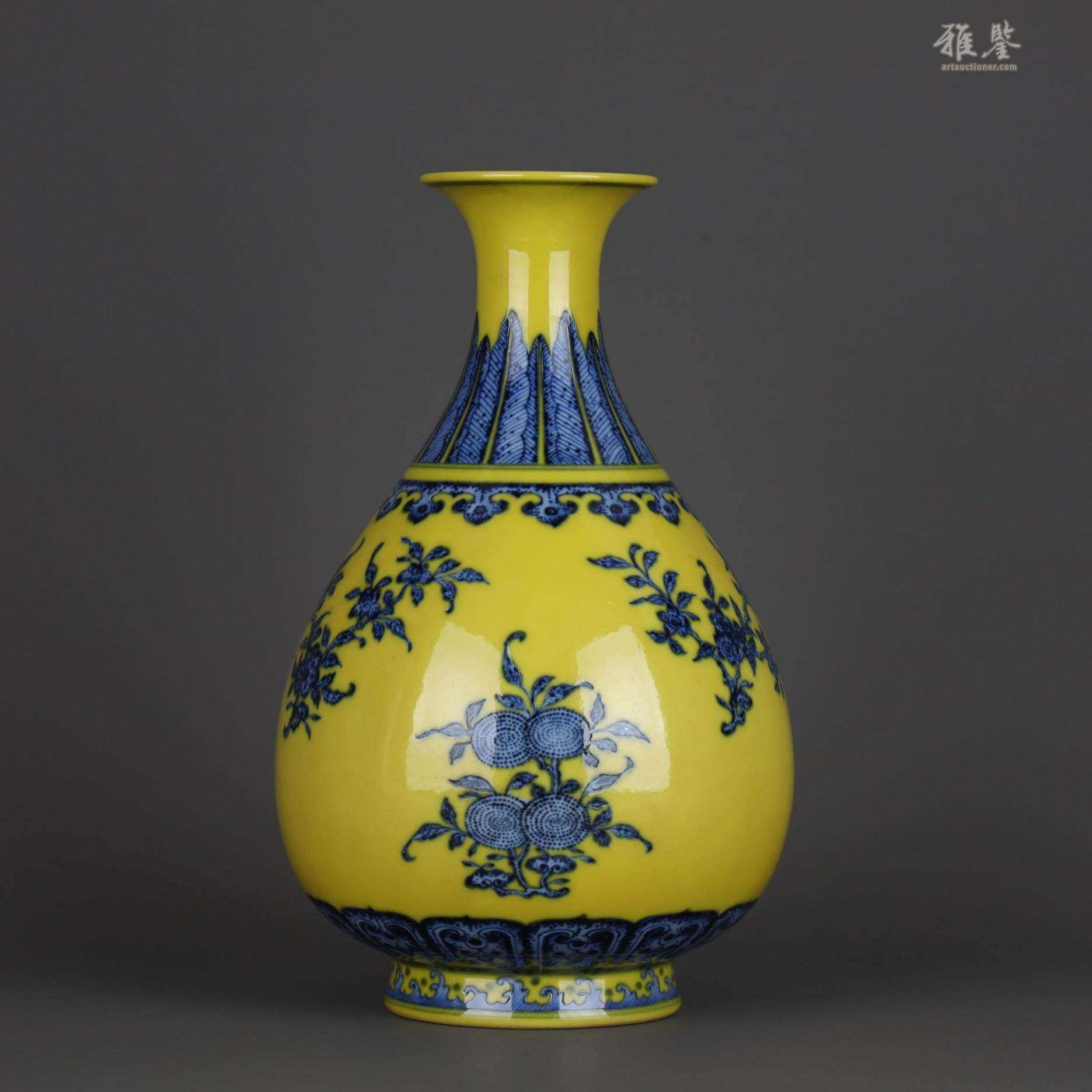 中国　古美術　花瓶　青花缠枝莲纹玉春壶　乾隆年製在銘 中国国家博物馆藏元代青花双凤穿缠枝莲纹玉壶春瓶，青花发色浓艳，双凤