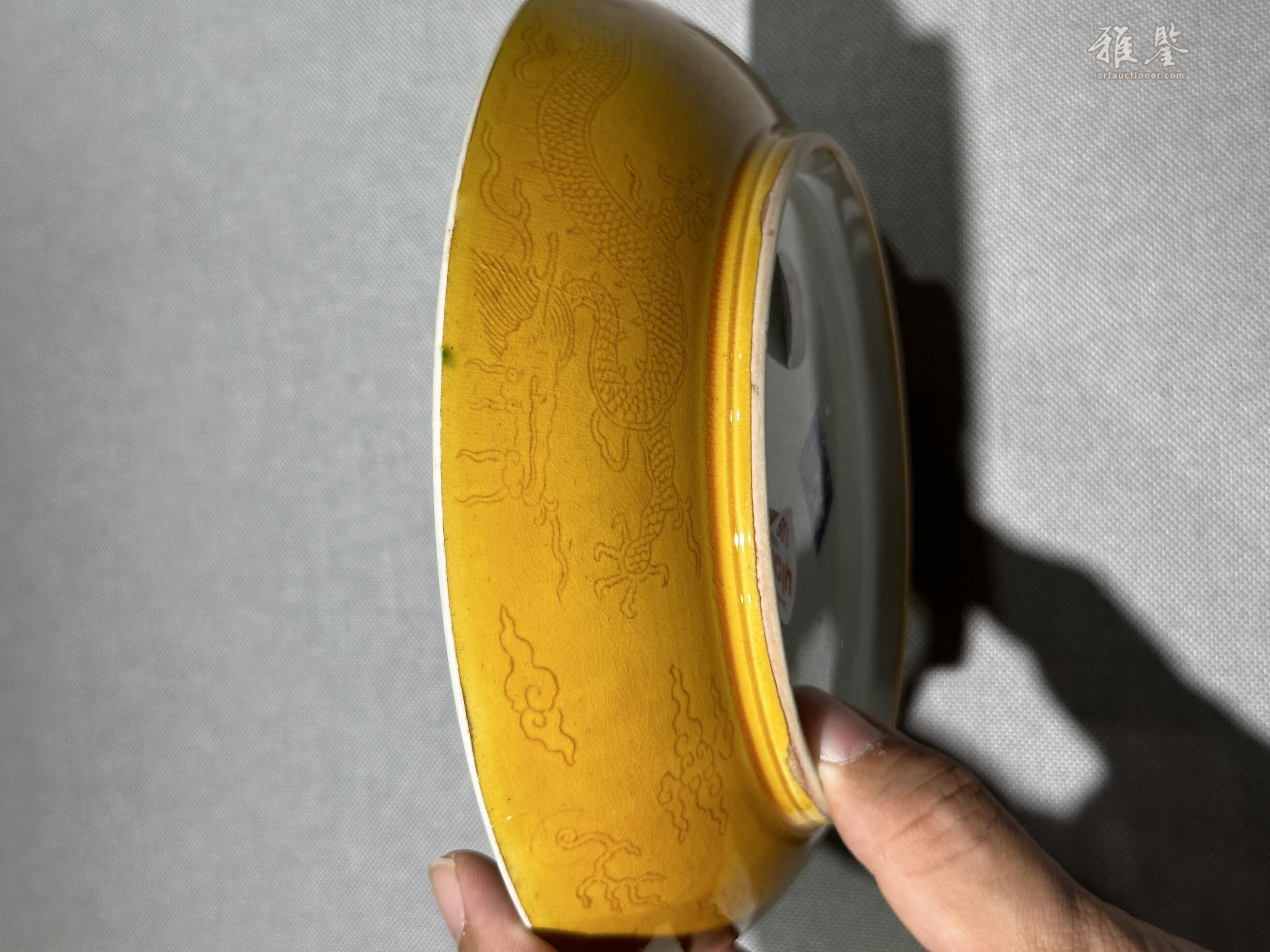 中国古美術品　黄釉暗刻龍文皿「大清康熙年製」記年款 中国古美術品 黄釉暗刻龍文皿「大清康熙年製」記