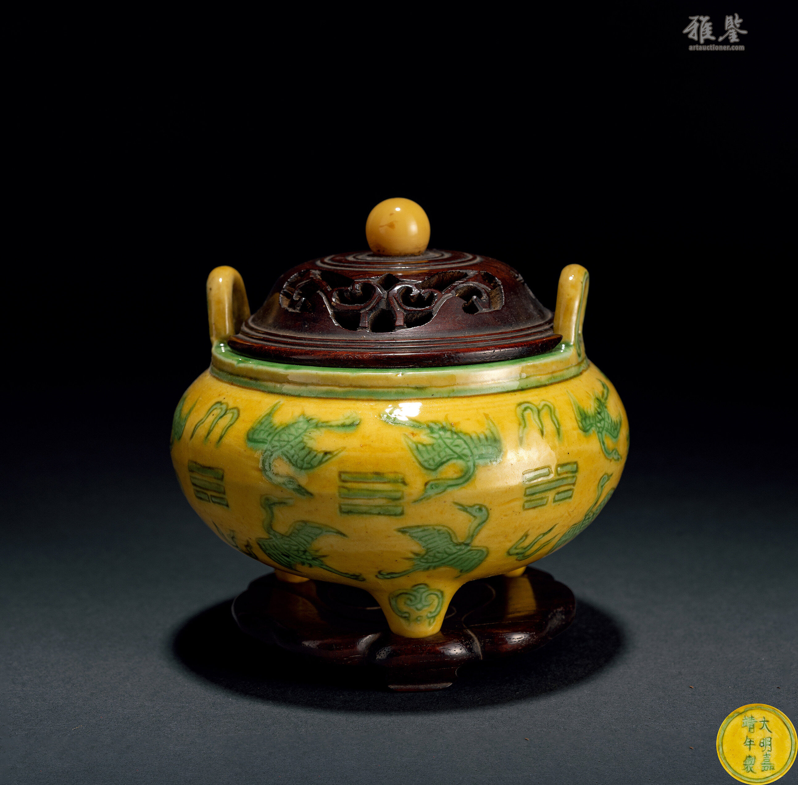 中国古美術・明嘉靖年製款・藍地黄彩纏枝龍紋梅