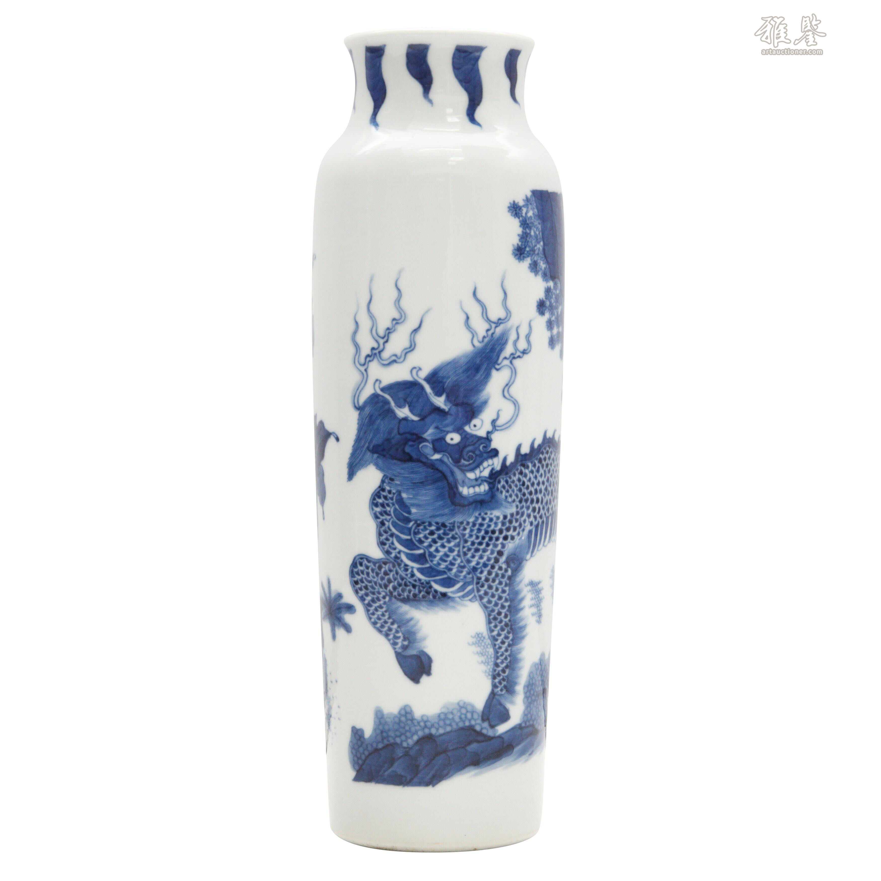 中国古染付麒麟文椀 A Chinese Transitional-style blue and white 'qilin' sleeve vase