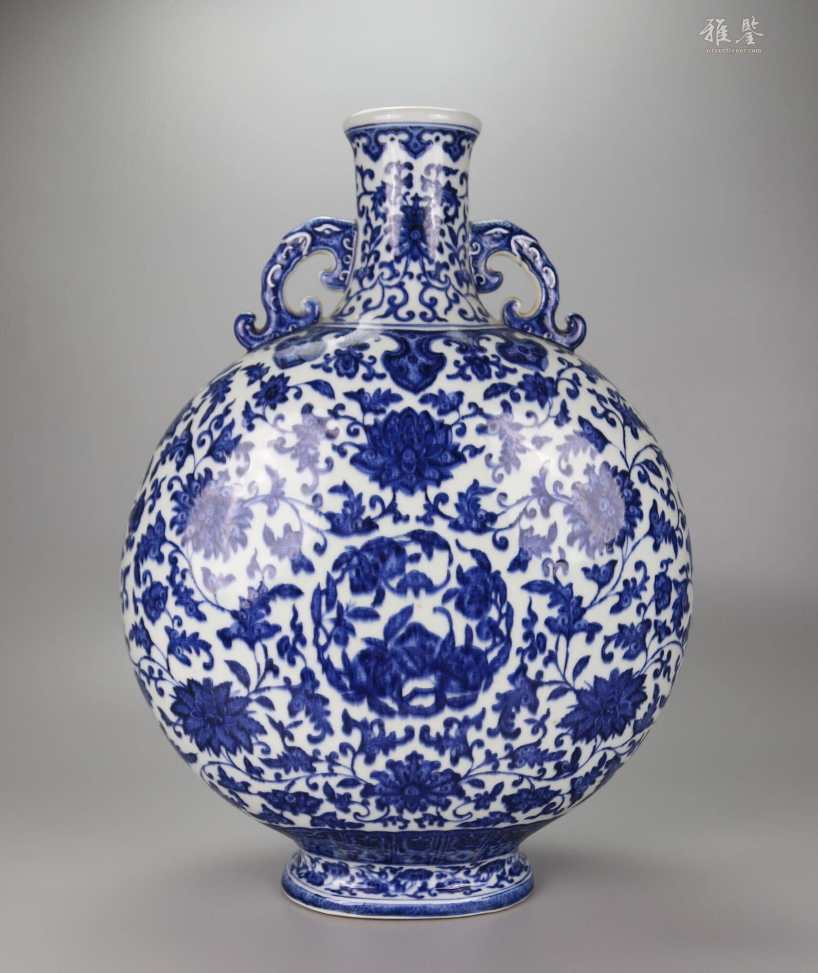 中国大清乾隆年製青花缠枝花紋双耳 尊、高约33.5cm x径22x口径13cm、 清乾隆青花缠枝花卉开光三多纹螭龙耳抱月扁瓶_LOT.26151_拍品详情_雅鉴